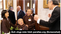 Sư cô Chân Không (ngồi) tham dự các sự kiện chào mừng việc ra mắt Trung tâm Chánh niệm Thích Nhất Hạnh tại Đại học Harvard 