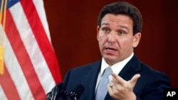 ARCHIVO - El gobernador de Florida, Ron DeSantis, responde preguntas el 7 de marzo de 2023 en el capitolio estatal en Tallahassee, Florida, EEUU.