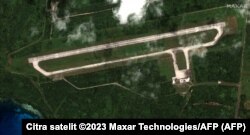 Citra satelit yang dirilis pada 28 Desember 2023 oleh Maxar Technologies menunjukkan lapangan terbang Tinian di Kepulauan Mariana. (Foto: Citra satelit ©2023 Maxar Technologies/AFP)