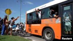 Una mujer grita en medio de las manifestaciones contra el gobierno, donde también partidarios del oficialismo salieron a contrarrestar las protestas del 11 de julio del 2021 en La Habana, Cuba.