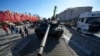 Tank Leopard 2A6 buatan Jerman, yang telah dirampas oleh pasukan Rusia dalam perang di Ukraina, ditampilkan dalam sebuah pameran militer di Moskow, pada 1 Mei 2024. (Foto: AP/Alexander Zemlianichenko)