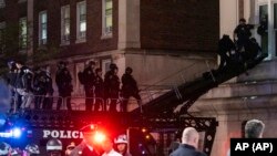 মঙ্গলবার রাতে নিউ ইয়র্ক পুলিশ জানালা দিয়ে কলাম্বিয়া বিশ্ববিদ্যালয়ের প্রশাসনিক ভবনে প্রবেশ করে। ফটোঃ ৩০ এপ্রিল, ২০২৪। 