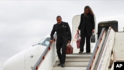 Wakil Presiden Malawi Saulos Chilima, kiri, dan istrinya Mary turun dari pesawat sekembalinya dari Korea Selatan di Lillongwe, 9 Juni 2024. (Foto: AP)