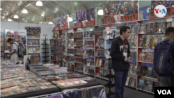 Asistentes a la Feria Internacional del Libro de Bogotá, el 19 de abril de 2023. [Fot: Johan Reyes, VOA].