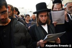 Judíos religiosos oran en el Muro de las Lamentaciones de Jerusalén por el regreso de los 136 israelíes que aún secuestrados por Hamás.