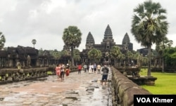 ទេសចរជាតិ​និង​អន្តរជាតិ​ដើរ​ទស្សនា​កម្សាន្ត​ក្នុង​បរិវេណ​នៃ​ប្រាសាទ​អង្គរវត្ត​ នៅ​ខេត្ត​សៀមរាប​ កាលពី​ថ្ងៃទី ៣ ខែតុលា ឆ្នាំ ២០២៣។ (ធីតា វីន/វីអូអេ)