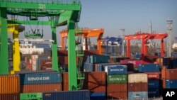 中国天津港的集装箱和吊车 （2023年1月16日）