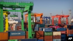 中国天津港的集装箱和吊车 （2023年1月16日）