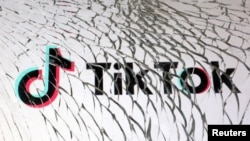 碎玻璃后的TikTok标识