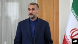 Menteri Luar Negeri Iran Hossein Amirabdollahian memberikan keterangan pers di Teheran (foto: dok). 