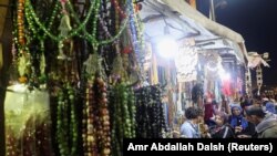 Para pembeli memilih tasbih di toko-toko di pasar Khan el-Khailili selama Ramadan di distrik al-Hussein, Kairo, Mesir, 23 Maret 2024. (Foto: Amr Abdallah Dalsh/Reuters)