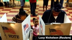 ARCHIVO - Mujeres votan en las elecciones presidenciales de Estados Unidos en Los Ángeles, el 4 de noviembre de 2008.
