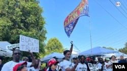 Miembros de "Afromericanos por Trump" un grupo de simpatizantes del expresidente de EEUU, Donald Trump, se reunieron en las cercanías de la cárcel del condado de Fulton, en Atlanta, Georgia, el 24 de agosto de 2023 para expresar su apoyo al exmandatario.