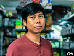 លោក ពៅ ឌឿន អាយុ៣៥ឆ្នាំ ជាអាជីវករលក់គ្រឿងទេស និងគ្រឿងភេសជ្ជៈគ្រប់មុខ នៅសង្កាត់លេខ ៣ ក្រុងព្រះសីហនុ ខេត្តព្រះសីហនុ កាលពីថ្ងៃទី ២០ ខែកុម្ភៈ ឆ្នាំ ២០២៣។ (ធីតា វីន/វីអូអេ)