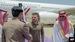 Принц Бадр бин Султан (справа) встречает президента Украины Владимира Зеленского (в центре) в аэропорту Джедды, Саудовская Аравия, 19 мая 2023 г. (фото Saudi Press Agency)