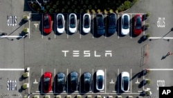 FILE - Kendaraan Tesla di tempat parkir pabrik perusahaan tersebut di Fremont, California, 18 September 2023. (AP/Noah Berger)