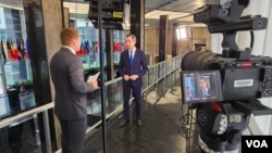 На фото: Метью Міллер, речник Держдепартаменту США під час інтервʼю Голосу Америки