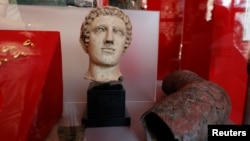 Beberapa barang antik yang dikembalikan ke Italia dari London dipamerkan di Castel Sant'Angelo, Roma, Italia, 31 Mei 2023. (REUTERS/Remo Casilli)