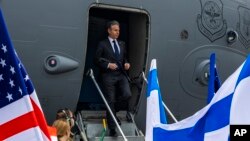 পররাষ্ট্রমন্ত্রী অ্যান্টনি ব্লিংকেন ২০২৪ সালের ২২ মার্চ ইসরাইলের তেল আবিবে একটি বিমান থেকে নামছেন।