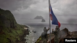 菲律賓士兵在該國最北端的巴丹群島舉行升旗儀式。（2023年6月29日）