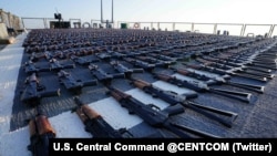 Súng trường tấn công AK-47.
