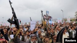 Sejumlah demonstran, yang kebanyakan dari mereka adalah pendukung Houthi, menggelar aksi mendukung warga Palestina di Sanaa, Yaman, pada 26 April 2024. (Foto: Reuters)