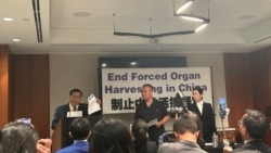 來自中國的法輪功學員程佩明(左二)2024年7月3日在華盛頓舉行的新聞發佈會上講述自己被器官活摘的經歷, 美國天主教大學前機械工程系主任、華盛頓法輪功學員聶森（Sen Nieh,左一）展示中國公安部對程佩明的通緝令。（美國之音薛小山拍攝）
