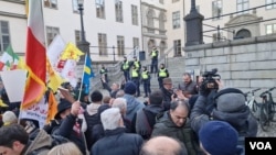  استقبال مخالفان جمهوری اسلامی از تائید حکم حبس ابد حمید نوری در شهر استکهلم-پایتخت سوئد 