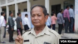 លោក ស្រី ប៊ុនឃីន ចៅ​សង្កាត់​រង​ទី២​នៃ​សង្កាត់​ជ័យ​ជំនះ ខណ្ឌ​ដូនពេញនៃ​គណបក្ស​ឆន្ទៈខ្មែរ លើក​ដៃ​បង្ហាញ​ដៃ​ដែល​ជ្រលក់​ទឹក​ថ្នាំ​នៅ​មណ្ឌល​បោះឆ្នោត​វិទ្យាល័យ​ប៊ុនរ៉ានី​វត្តភ្នំ ក្នុង​រាជធានី​ភ្នំពេញ នា​ថ្ងៃទី​២៦ ខែ​ឧសភា ឆ្នាំ​២០២៤។ (ស៊ឹម ចាន់សំណាង/វីអូអេ)