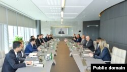 Azərbaycan iqtisadiyyat nazirinin müavini Elnur Əliyev və ABŞ-in Ticarət Katibinin köməkçisi Arun Venkataraman (Rəsmi foto)