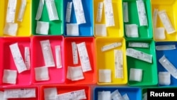 FILE - Jarum suntik untuk memberikan vaksinasi COVID-19 Pfizer-BioNTech di Bad Windsheim, Jerman, 27 Desember 2020. (REUTERS/Hannibal Hanschke)