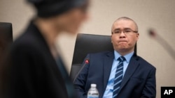 El expolicía Tou Thao escucha las palabras del juez en su juicio del caso de George Floyd en que fue sentenciado en Mineápolis, Minnesota, el 7 de agosto de 2023.