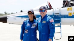 Dua astronaut NASA Butch Wilmore (kanan) dan Suni Williams berpose untuk fotografer setelah tiba di Kennedy Space Center, Cape Canaveral, Florida, pada 25 April 2024. (Foto: AP/Terry Renna)