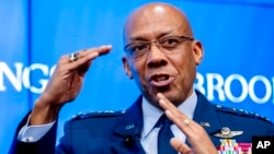 美国空军参谋长查尔斯·布朗上将在华盛顿智库布鲁金斯学会谈美国的国防战略。(2023年2月13日）