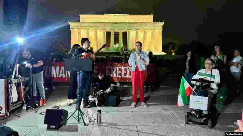 شامگاه شنبه ۶&nbsp;آبان ۱۴۰۲&nbsp;گروهی از ایرانیان برای گرامی&zwnj;داشت یاد کشته&zwnj;شدگان اعتراضات &laquo;زن، زندگی، آزادی&raquo; و محکوم کردن&nbsp;آن چه هماهنگ&zwnj;کنندگان این تجمع&nbsp;&laquo;تداوم جنایات جمهوری اسلامی&raquo; خواندند، در نزدیکی بنای یادبود لینکلن در شهر واشنگتن گرد هم آمدند. در این تجمع چلسی هارت، کمدین آمریکایی، نیز حضور داشت.