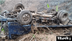 সাজেক এলাকায় ট্রাক নিয়ন্ত্রণ হারিয়ে রাস্তার পাশে খাদে পড়ে। ২৪ এপ্রিল, ২০২৪।