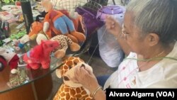 Una voluntaria del Hospital de Juguetes en Venezuela cose uno de los peluches que será entregado a niños vulnerables. 