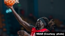 Mchezaji wa Al Ahly Anunwa Omot akipachika mpira nyavuni dhidi ya Capetown Tigers katika ligi ya BAL kanda ya Nile. (Picha na NBAE/Getty Images)
