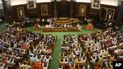 ভারতের হিন্দু জাতীয়তাবাদী ভারতীয় জনতা পার্টির (বিজেপি) নেতৃত্বাধীন ক্ষমতাসীন জোটের নবনির্বাচিত আইনপ্রণেতারা নয়াদিল্লিতে নরেন্দ্র মোদিকে তাদের নেতা নির্বাচিত করার সমর্থনে হাত তুলেছেন। ২৫ মে, ২০১৯।