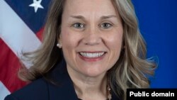 Julianne Smith (Rəsmi foto)
