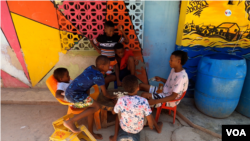 La vida en Santa Cruz del Islote transcurre en una aparente tranquilidad. Su habitantes pasan tiempo en la calle, compartiendo momentos con sus amigos y vecinos.