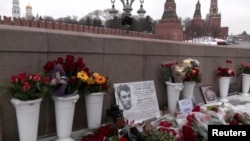 Импровизированный мемориал на Большом Москворецком мосте - на месте, где 27 февраля 2015 г. был убит Борис Немцов. Архивное фото. 27 февраля 2023 г