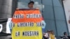 Activistas exigen la liberación de los presos políticos en Venezuela durante una protesta en Caracas. 