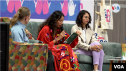 La escritora venezolana Dayanna Palmar, lee un fragmento del libro “Frontera Común, luchas por los Derechos Humanos en Colombia y Venezuela” que se presentó en la Feria Internacional del Libro de Bogotá. [Foto: Federico Buelvas, VOA].