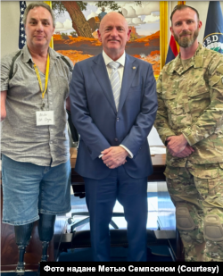 Метью Семпсон під час зустрічі з сенатором від Аризони Марком Келлі в рамках Українського саміту дій