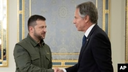 Presiden Ukraina Volodymyr Zelenskyy menyambut Menteri Luar Negeri AS Antony Blinken dalam pertemuan di Bankova, Kyiv, pada 6 September 2023. (Foto: Brendan Smialowski/Pool via AP)