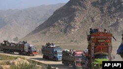 পাকিস্তানের তোরখাম সীমান্তে ট্রাকে করে আফগান পরিবারদের আফগানিস্তানে ফেরত পাঠানো হচ্ছে। ফটোঃ ৩১ অক্টোবর, ২০২৪।