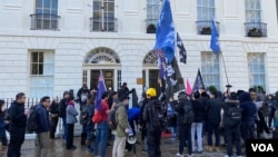 遊行隊伍於下午聚集在香港經貿辦前，表達對23條的不滿。 （美國之音 李伯安）