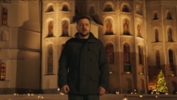 Potongan gambar dari sebuah video yang menunjukkan Presiden Ukraina Volodymyr Zelenskyy saat menyampaikan pidato Natal terhadap warga Ukraina, pada 24 Desember 2023. (Foto: Tangkapan layar)