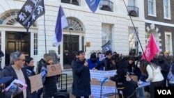 流亡在英國的獨派人士鍾翰林在香港經貿辦前演講，呼籲香港獨立。 （美國之音 李伯安）